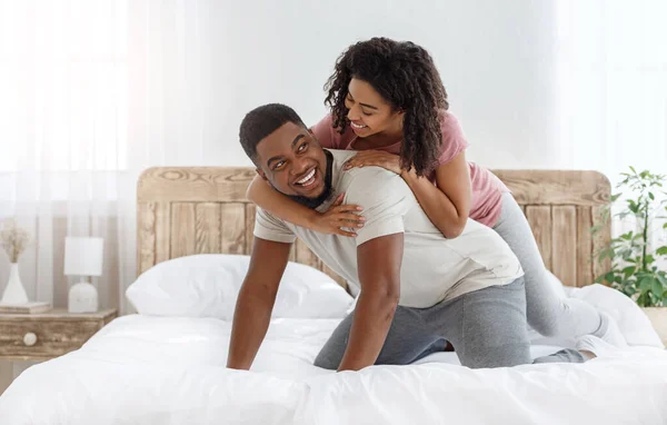 사랑하는 아프리카 남녀 가 침실에서 낭만적 인 시간을 보내는 모습 — 스톡 사진
