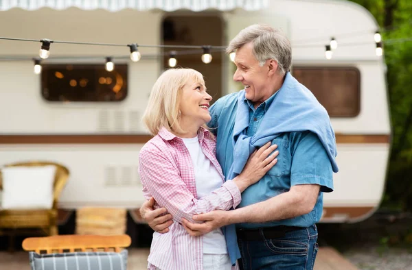 Hermosa pareja de ancianos abrazándose durante las vacaciones campista al aire libre —  Fotos de Stock