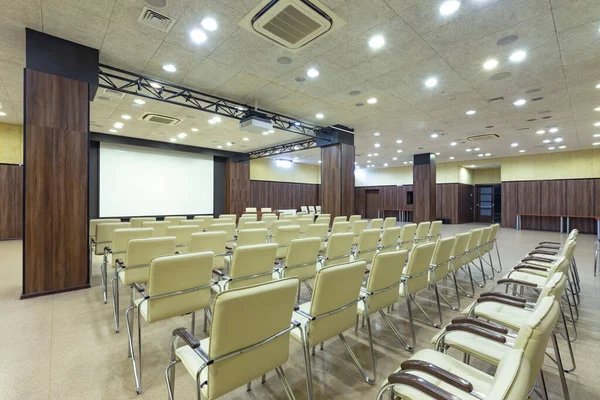 Sala de conferências com colunas e cadeiras de madeira — Fotografia de Stock