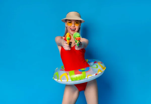 Vidám Millenniumi Lány Fürdőruhában Játékosan Céloz Vízipisztollyal a kamera előtt — Stock Fotó