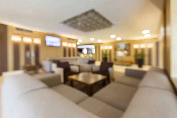 Foto borrosa del vestíbulo del hotel con un gran sofá de la esquina del corazón — Foto de Stock