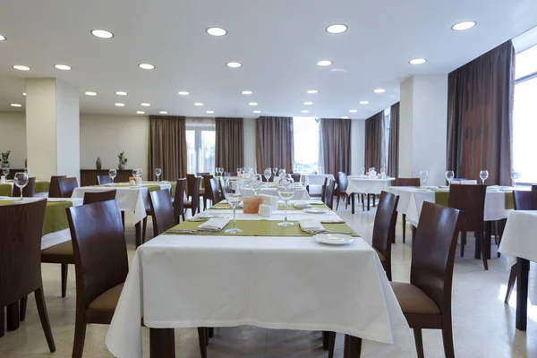 Intérieur restaurant vert et marron avec chaises — Photo