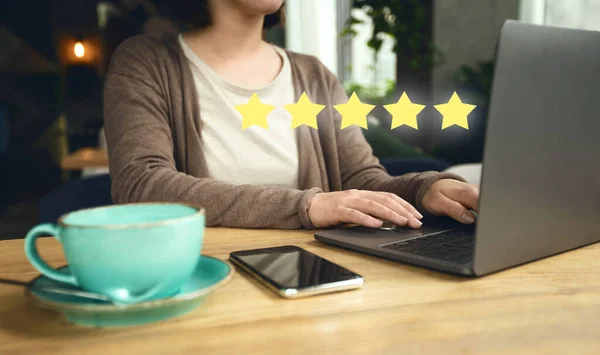 Revisor independiente dando cinco estrellas para encuesta de satisfacción — Foto de Stock