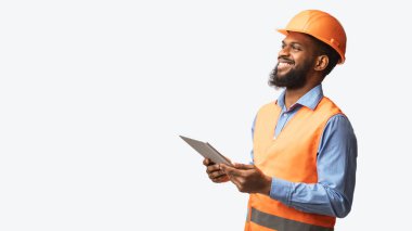 Afrika İnşaat Ustabaşı İşçisi Tablet Bilgisayarı Beyaz Arkaplan Üzerinde Tutuyor