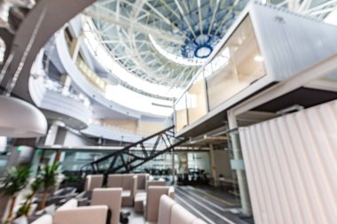 Şeffaf duvarı olan, ikinci katı olan işçilere açık kamaralar