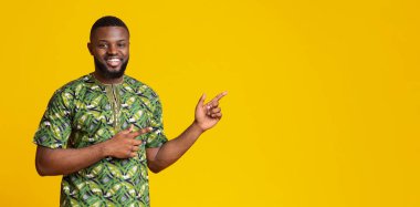 Pozitif siyah adam kopyalama alanını sarı üzerine işaret ediyor.