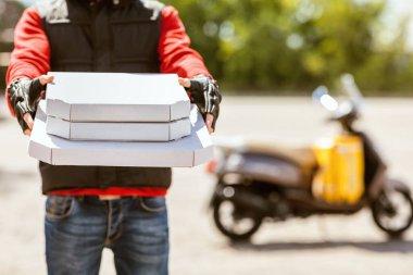 Tanımlanamayan Kurye Dışarıda Duran Kameraya Pizza Kutuları Veriyor.