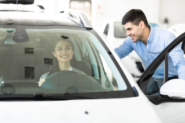 Hombre comprando coche para su esposa en la tienda de concesionarios — Foto de Stock