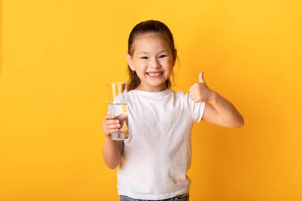 Porträt eines fröhlichen asiatischen Kindes, das Süßwasser trinkt — Stockfoto