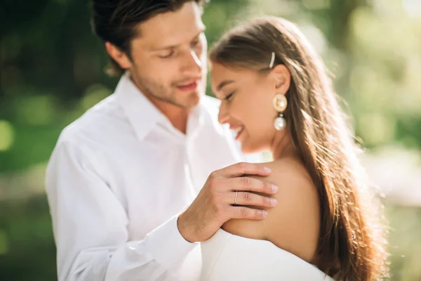 Novio abrazando novia antes de beso en al aire libre boda ceremonia — Foto de Stock