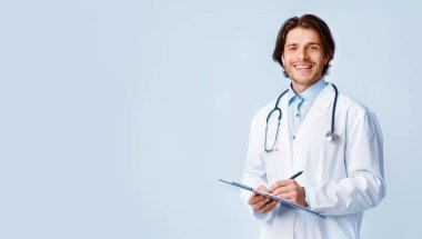 Boynunda steteskop olan profesyonel erkek doktor tıbbi rapor yazıyor.