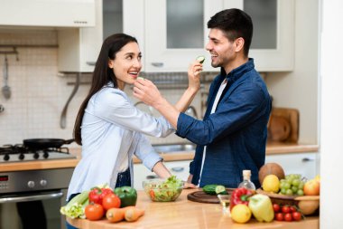 Birbirlerine yemek hazırlayan sevimli bir çift.