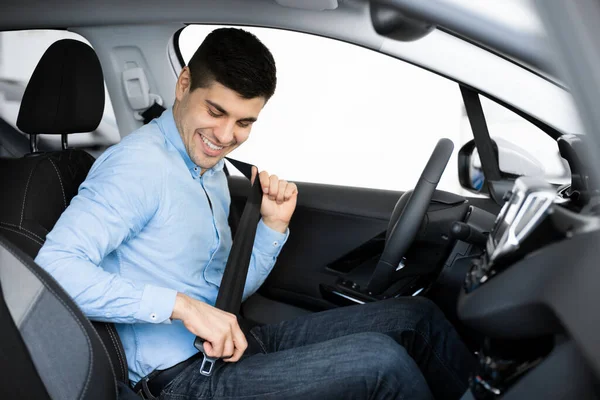 Mosolygós fickó bekapcsolja a biztonsági övet ül a kocsiban — Stock Fotó