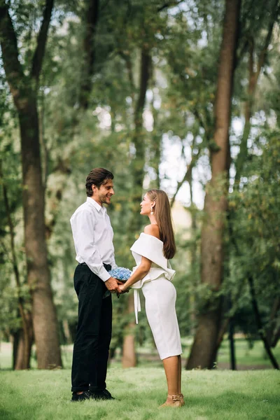 Pareja de boda diciendo votos matrimoniales durante la ceremonia en el parque, vertical — Foto de Stock