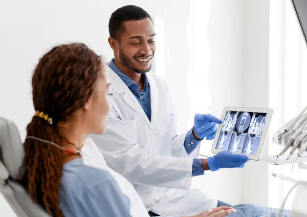 Fogorvos és a beteg nézi röntgen kép digitális tabletta — Stock Fotó