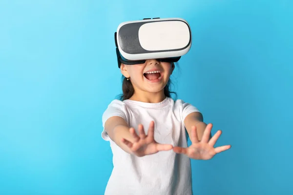 Little girl wearing virtual reality goggles at the studio — Stock Photo, Image