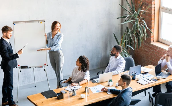 Colaboradores de Negócios Apresentando Ideia de Startup Para Colegas Permanecendo no Escritório — Fotografia de Stock