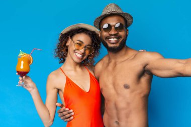 Tatil Selfie 'si. Neşeli yaz Afro Çifti Ellerinde Kokteyllerle Fotoğraf Çekiyor
