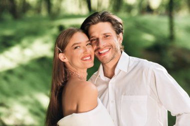 Neşeli Düğün Çifti Güzel Parkta Poz Veriyor