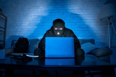 Maskeli hacker pc kullanarak özel bilgileri indiriyor
