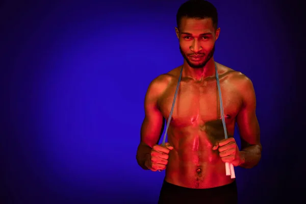 Black Athlete Posing With Jump Rope Over Blue Studio Background — 스톡 사진