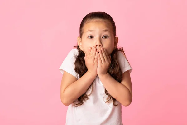 Porträtt av förbluffad asiatisk flicka som täcker munnen med händer — Stockfoto