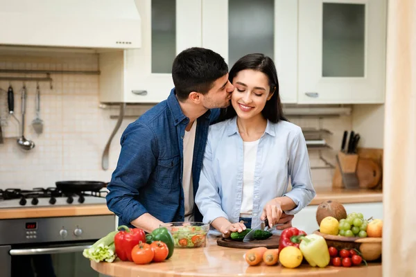 Härligt par förbereder middag skära grönsaker hemma — Stockfoto