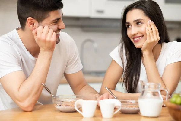 Encantadora familia sentada y mirándose — Foto de Stock