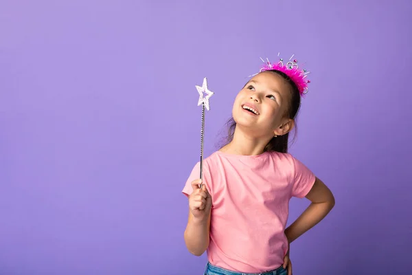 Asiatico ragazza indossare principessa corona su testa, holding magia bacchetta — Foto Stock