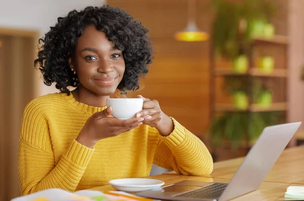 Junge Geschäftsfrau macht Kaffeepause bei der Arbeit im Café — Stockfoto