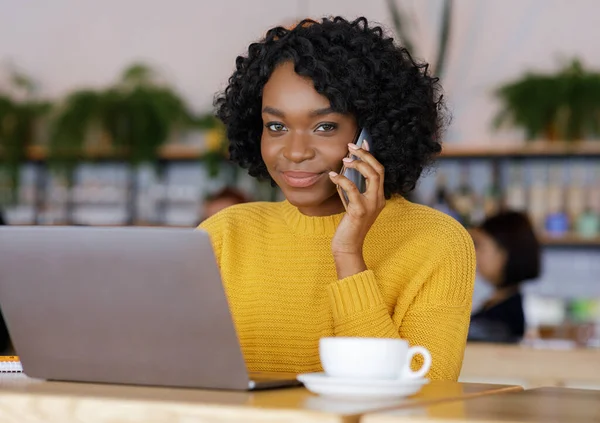 Femme noire entrepreneur ayant une conversation d'affaires au téléphone — Photo