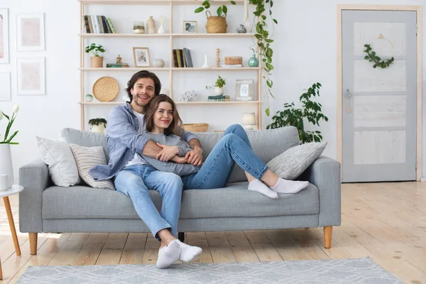 Foto de homem e mulher relaxados passando fim de semana em casa — Fotografia de Stock