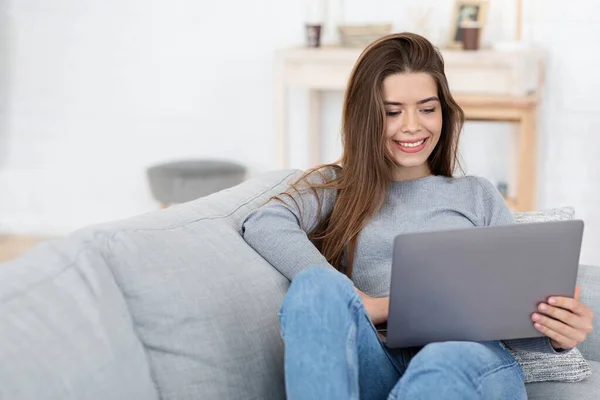 İnternette arkadaşlarıyla sohbet eden mutlu kız, dizüstü bilgisayar kullanıyor. — Stok fotoğraf