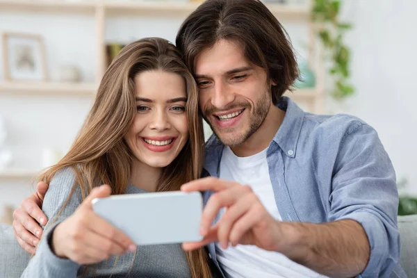 Güzel evli çift akıllı telefonuyla selfie çekiyor. — Stok fotoğraf