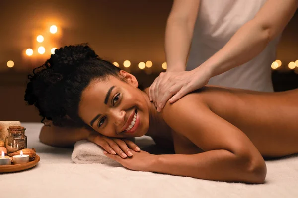 Mulher africana alegre desfrutando de relaxante massagem corporal — Fotografia de Stock