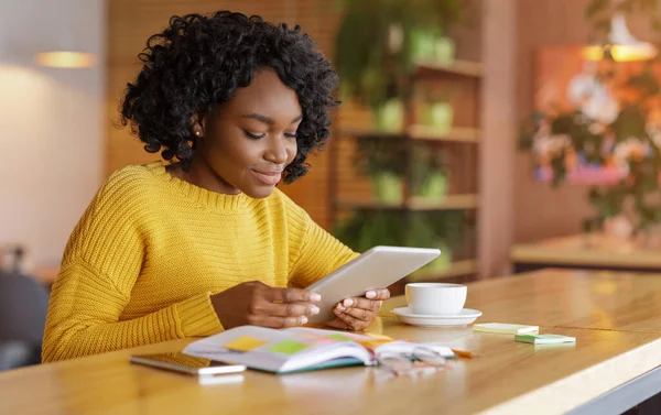 Női szabadúszó dolgozik digitális tabletta kávézóban — Stock Fotó