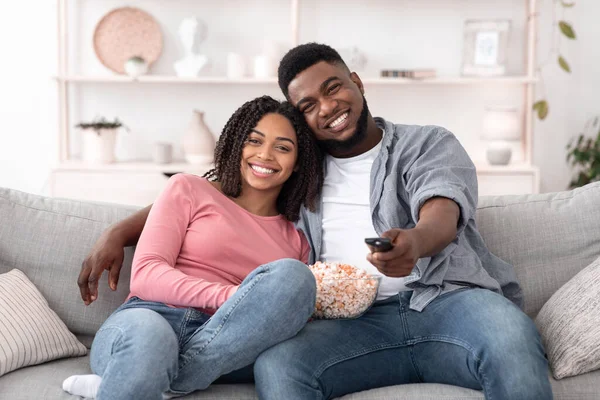 Romantický černošky pár s popcornem sledování televize doma — Stock fotografie