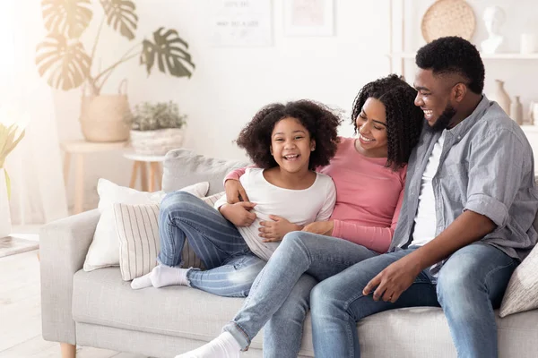 Счастливая африканская семья, мать, отец и дочь веселятся дома вместе — стоковое фото