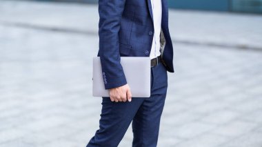 Şehir caddesinde yürüyen tablet bilgisayarlı tanınmayan girişimci