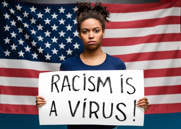 Afrikansk kvinna stående med affisch Rasism är ett virus — Stockfoto