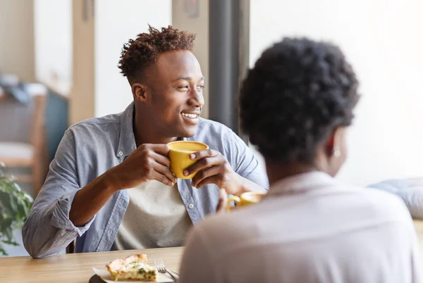 Negro chico y chica en la primera cita en la cafetería moderna —  Fotos de Stock