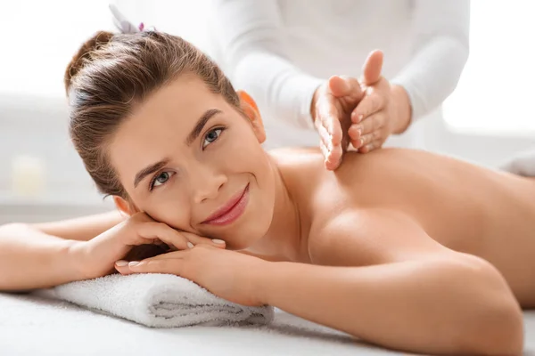 Close-up van jong aantrekkelijk vrouw krijgen terug massage — Stockfoto
