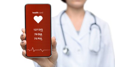 Kadın doktor kolajı, beyaz arka planda sağlık uygulaması ve vücut değerleriyle akıllı ev gösteriyor. Boşluğu kopyala