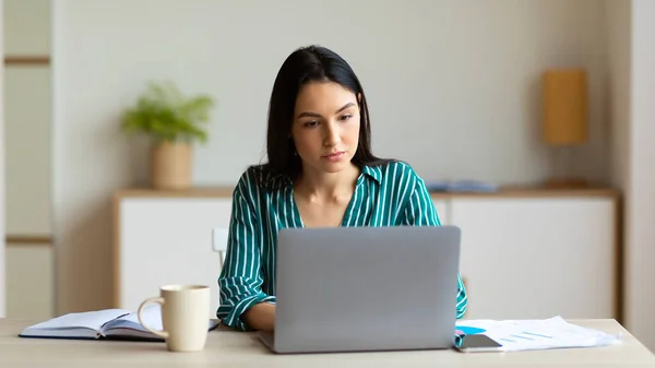 Mujer de negocios en el ordenador portátil de trabajo en línea sentado en la oficina moderna, Panorama — Foto de Stock