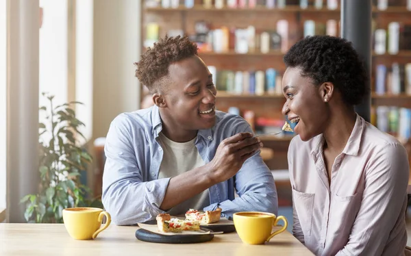 Afro-Américain gars nourrir morceau de tarte à sa petite amie au café — Photo