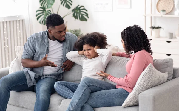 Molestos padres negros regañando a su hijita obstinada en casa — Foto de Stock