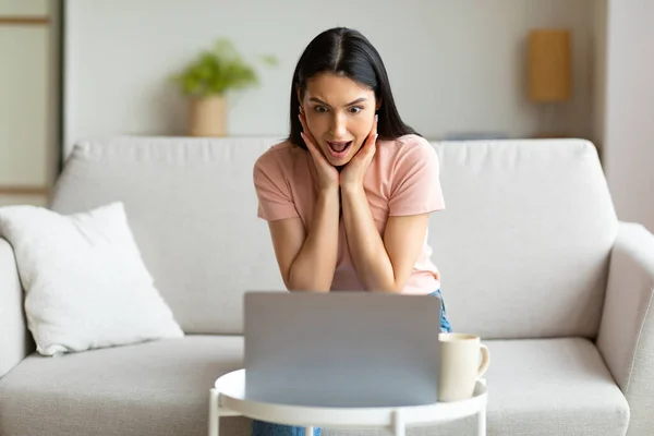 Donna scontenta al computer portatile urlando avendo problemi a sedersi a casa — Foto Stock