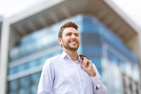 Retrato de joven empresario feliz en la calle de la gran ciudad —  Fotos de Stock