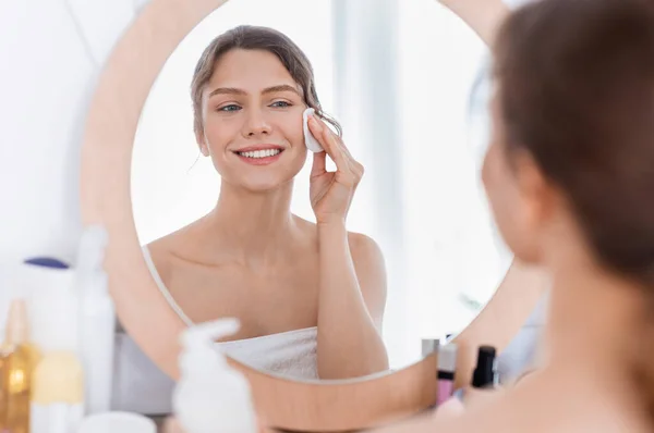 Ragazza dall'aspetto fresco utilizzando batuffolo di cotone, procedure mattina cleamsing — Foto Stock