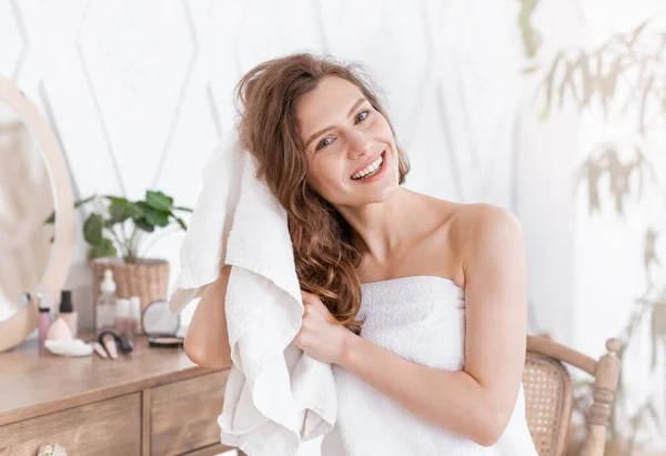 Chica bonita positiva secándose el cabello con toalla después de la ducha —  Fotos de Stock